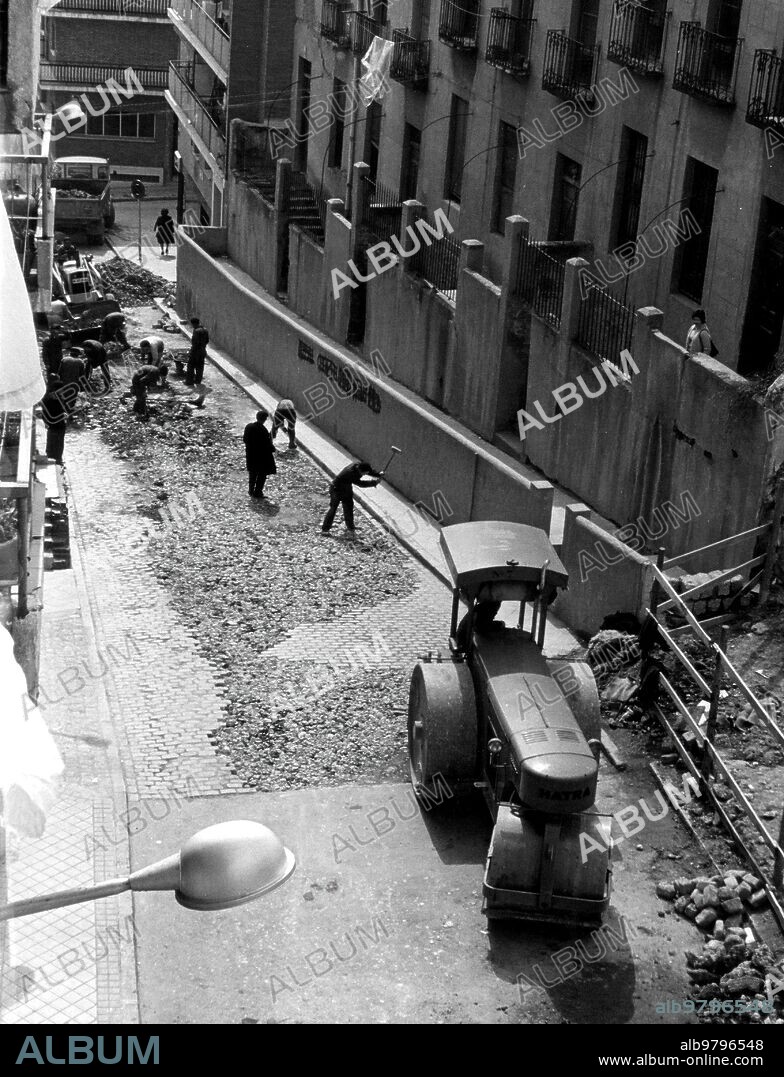 23 marzo 1972. Vista de la calle Leñeros cortada por pavimentación.