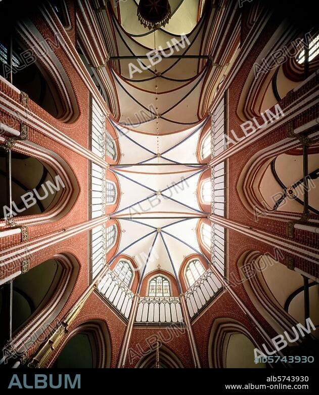 Bad Doberan (Mecklenburg-Vorpommern), ehem. Zisterzienserkloster, Klosterkirche. (erbaut 1294-1368). Innenansicht: Blick in das Chorgewölbe. Foto.
