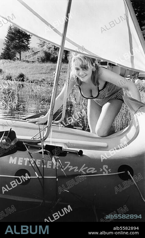 Erotik:. Schönheiten. Junges Fotomodell im Bikini posiert mit einem Schlauchboot.- (Werbung für Schlauchboote der Firma Metzeler (?) ). Foto, Juni 1967.