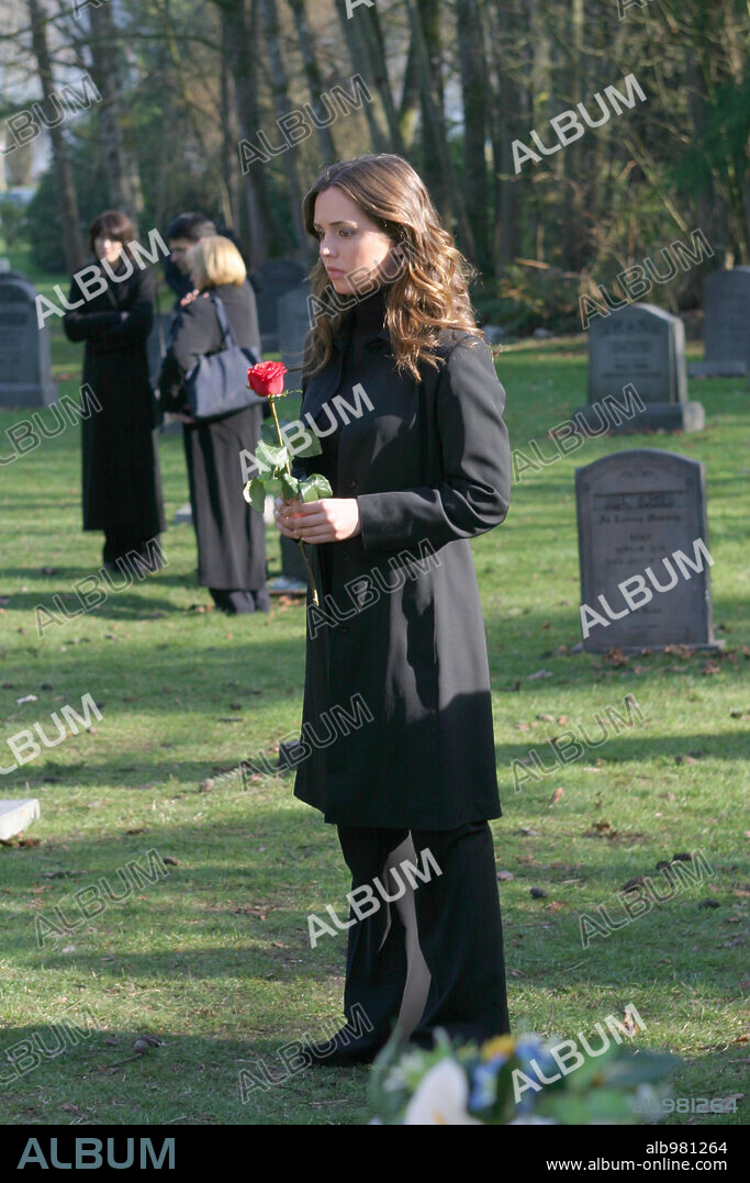 ELIZA DUSHKU in TRU CALLING, 2003 (TRU CALLING-TV). Copyright FOX NETWORK.