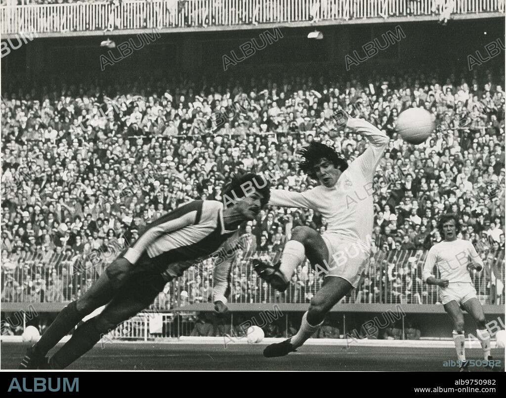 Madrid, 05/02/1978. Partido de liga, jornada 20, disputado en el estadio Santiago Bernabéu entre el Real Madrid y el Español, que terminó con el resultado de 2 a 1 para los locales. EN la imagen, Santillana y Juan Huertas Carmona pugnan por un balón aéreo. Al fondo, Jensen.