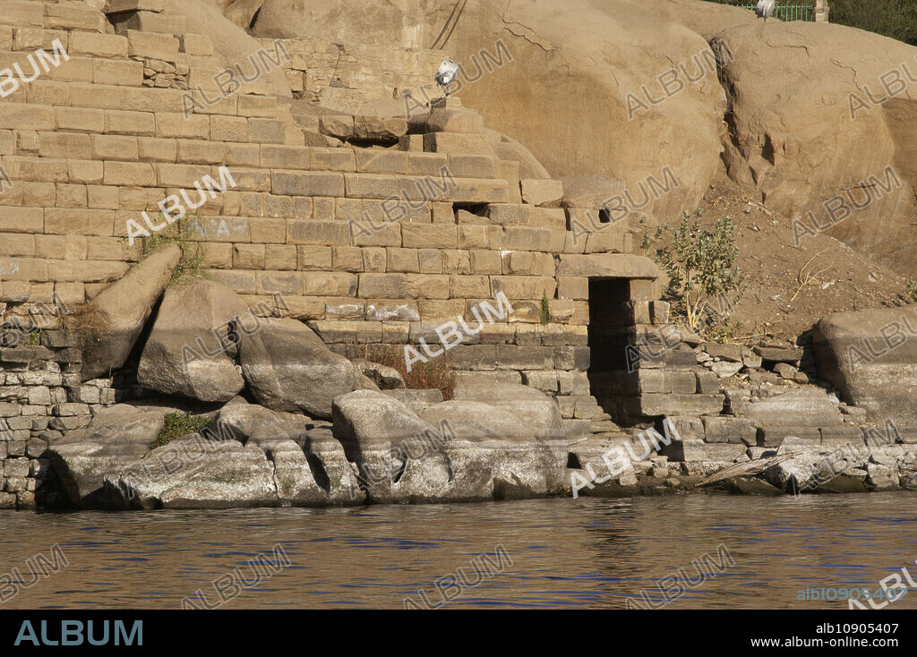 Egipto. Isla Elefantina. Situada en el río Nilo, frente a la ciudad de Asuán. Detalle del nilómetro. Construcción escalonada en la roca, con marcas para medir el caudal del río Nilo durante la temporada anual de inundaciones. A partir del dato se establecían los impuestos, así como el cálculo de la cuantía de la cosecha que se recogería en los campos de cultivo.