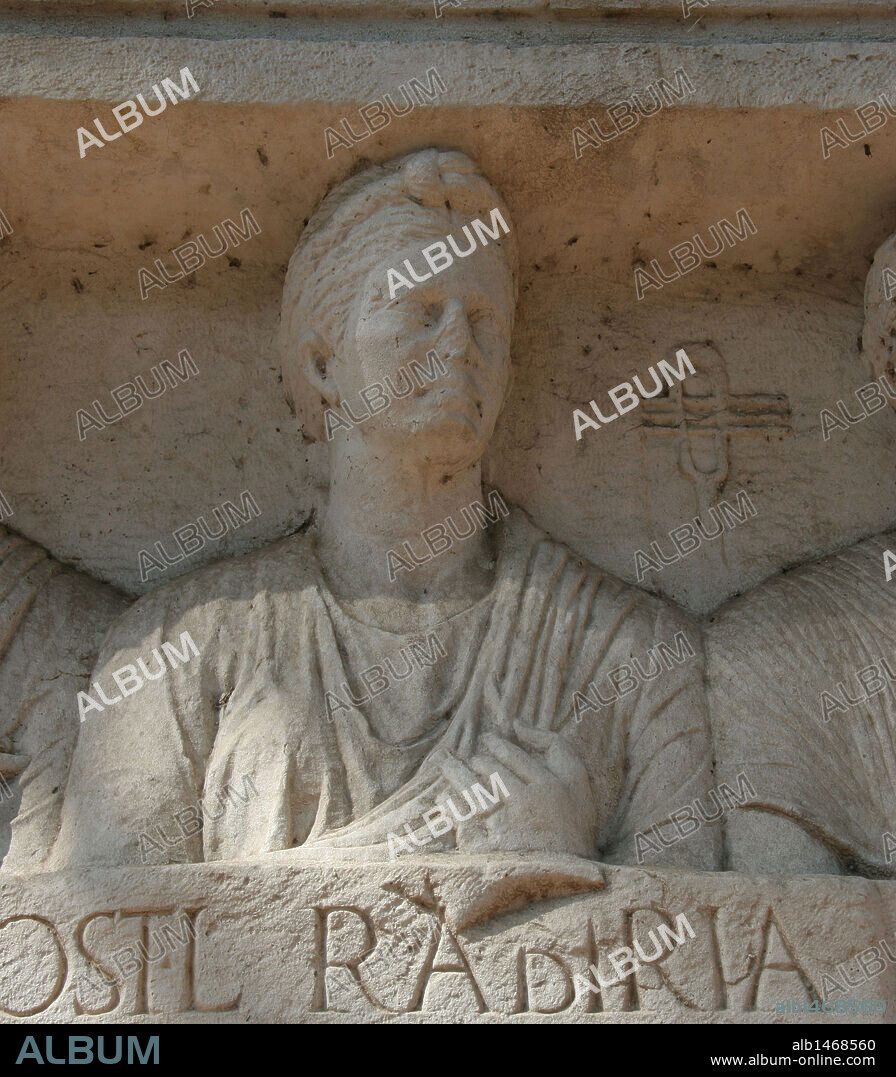 ARTE ROMANO. ITALIA. VIA APIA, en latín "VIA APPIA". Calzada comenzada en el 312 a. C. Iba de Roma a Brindisi por Capua. Los romanos a lo largo de la vía levantaron numerosos monumentos funerarios. TUMBA DE RABIRI, s. I d. C. Copia de un original de mármol con retratos de los difuntos. En el centro una SACERDOTISA de Iside (Isis egipicia). Detalle de la sacerdotisa. Roma.