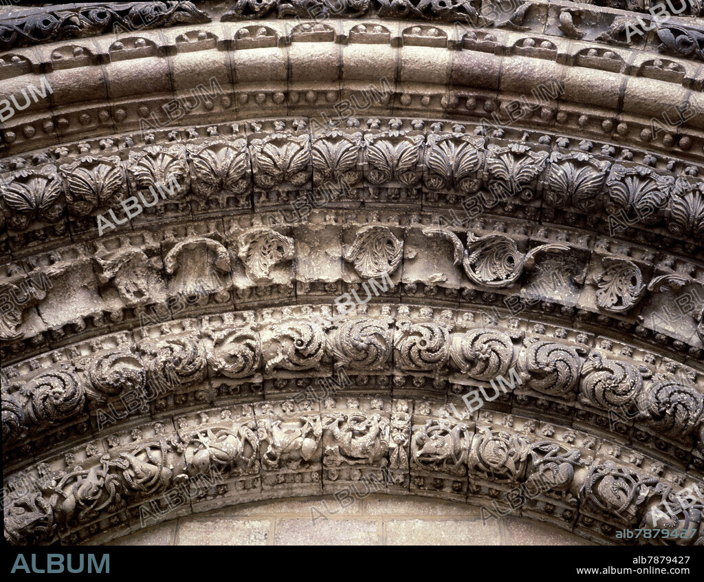 ARQUIVOLTAS DE LA PORTADA ROMANICA DE LA BASILICA DE SAN VICENTE - SIGLO XII.