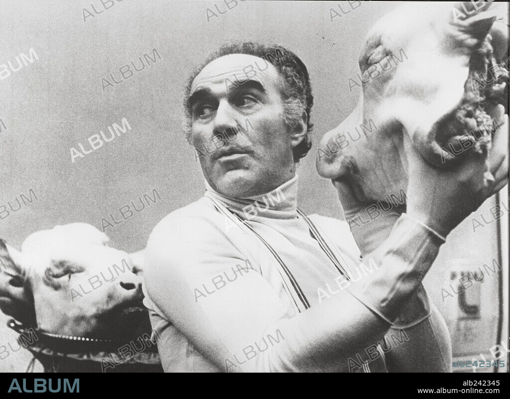 MICHEL PICCOLI en LA GRAN COMILONA, 1973 (LA GRANDE BOUFFE), dirigida por MARCO FERRERI. Copyright MARA FILMS/FILMS 66.