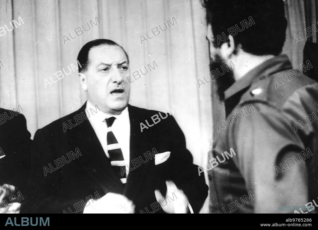 Cuba, 21/01/1960. Incidente en la televisión cubana. El embajador español desmiente las afirmaciones de Castro en el mismo estudio de televisión. En la imagen, podemos ver la entrada del embajador de España en la televisión cubana. El señor Lojendio, que lo escuchaba desde su domicilio, acudió al estudio para rebatir firme y resultamente las afirmaciones de Fidel Castro.