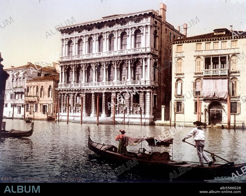 Venedig (Italien), Ca'Rezzonico am Canal Grande. (erbaut 1660-1745 von Baldassare Longhena und Giorgio Massari). Außenansicht. Photochrom, undat. (um 1900). (P.Z., Nr. 6987). Paris, Privatsammlung.