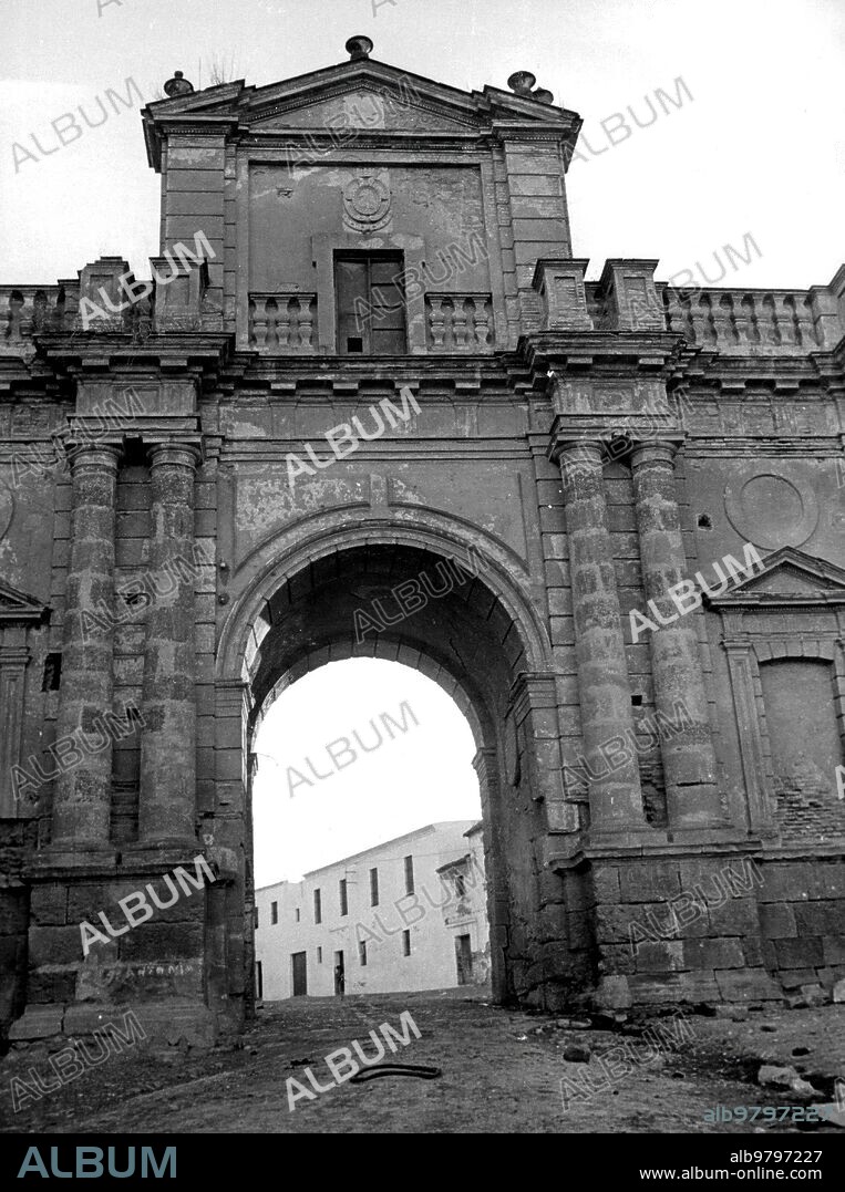 9 agosto 1974. Vista parcial de la puerta de Córdona en el pueblo de Carmona (Sevilla).