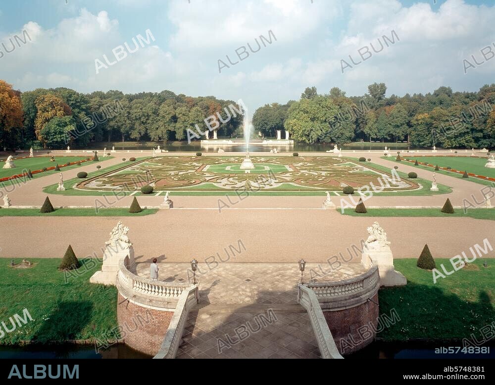 Nordkirchen (Münsterland, Westfalen), Schloß Nordkirchen (erbaut ab 1705 unter Fürstbischof Friedrich Christian von Plettenberg-Lenhausen; Arch.: Gottfried Laurenz Pictorius; Umgestaltung ab 1724 durch Johann Conrad Schlaun). Blick von der Bibliothek in den Park. Foto (Jochen Helle).