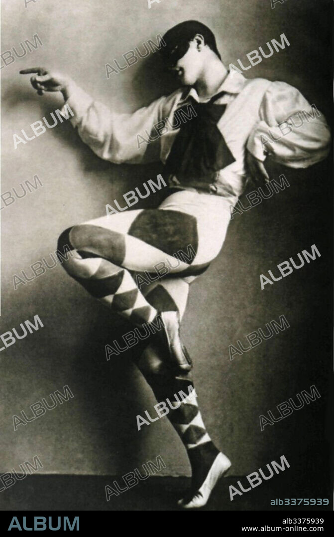 ANONYME. Michel Fokine in the Ballet Le Carnaval by Robert Schumann.