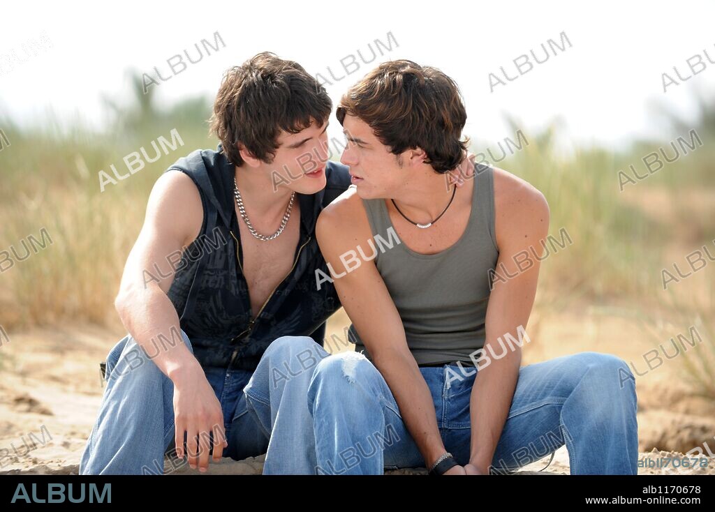 MARIO CASAS y YON GONZALEZ en MENTIRAS Y GORDAS, 2009, dirigida por ALFONSO ALBACETE y DAVID MENKES. Copyright ALQUIMIA CINEMA/CASTAFIORE FILMS.