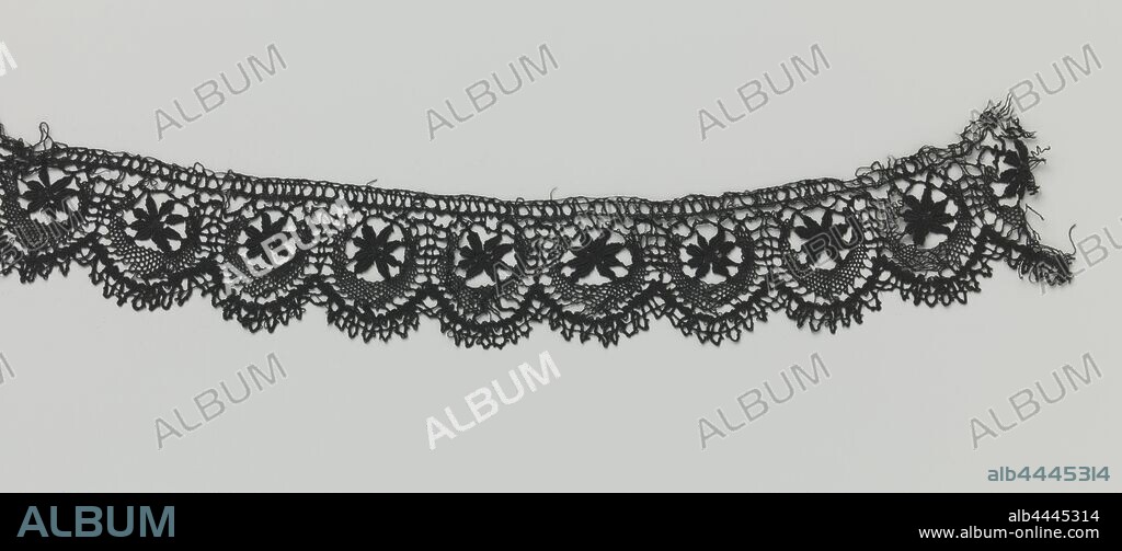 Strip bobbin lace with star and crescent, Black bobbin lace, Cluny lace. Symmetrical design with deep scallops and a braided ground. Each shell is filled with an eight-pointed star that is covered at the bottom by a crescent moon. The scallop edge is finished with bows and fine dots of coated pigtails. The top of the strip is finished straight., anonymous, France (possibly), c. 1900 - c. 1929, silk, Cluny lace, l 7 cm × w 45 cm ×, 4.5 cm.