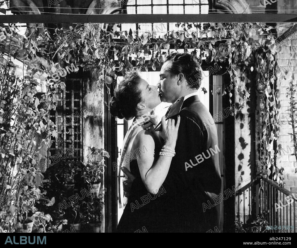 KATHARINE HEPBURN and ROSSANO BRAZZI in SUMMERTIME, 1955, directed by DAVID LEAN. Copyright UNITED ARTISTS.