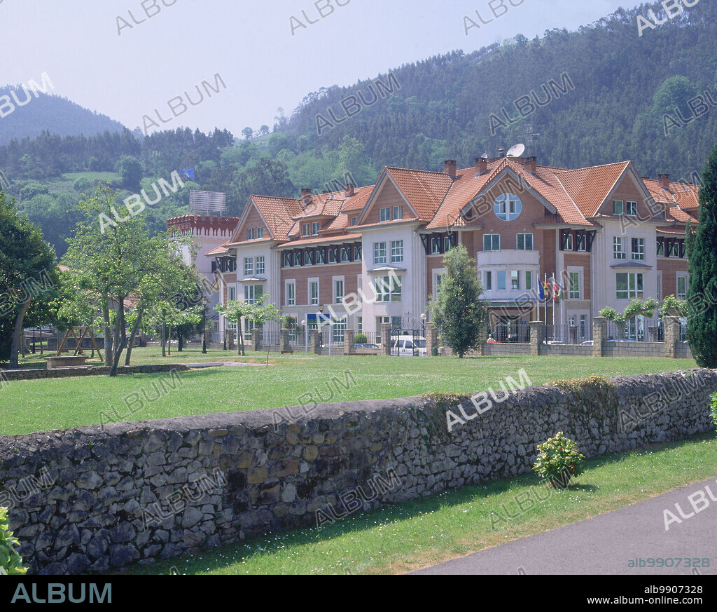 CONJUNTO FORMADO POR EL GRAN HOTEL PUENTE VIESGO Y EL BALNEARIO.