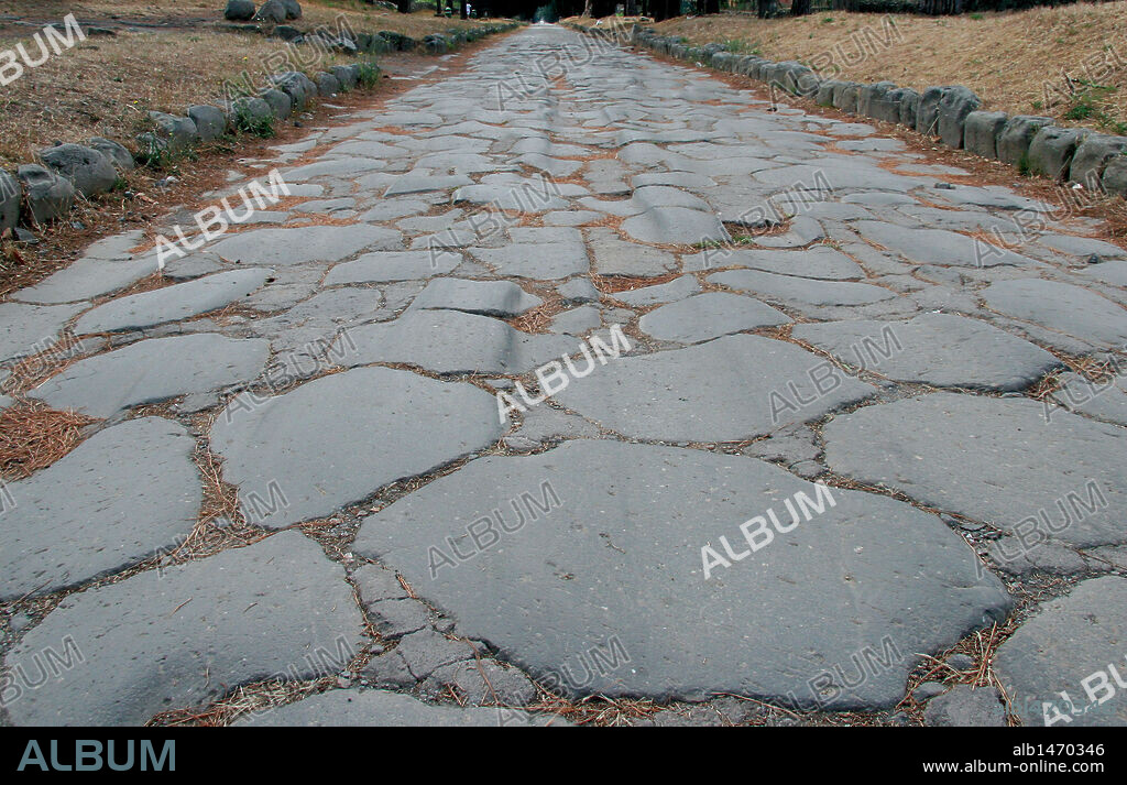 ARTE ROMANO. ITALIA. VIA APIA, en latín "VIA APPIA". Calzada comenzada en el 312 a. C. por el censor Apio Claudio y terminada por Augusto. Iba de Roma a Brindisi por Capua. Detalle de los adoquines de la calzada. Roma.