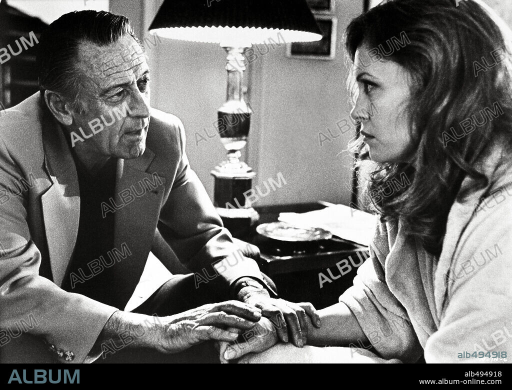 FAYE DUNAWAY y WILLIAM HOLDEN en NETWORK, UN MUNDO IMPLACABLE, 1976 (NETWORK), dirigida por SIDNEY LUMET. Copyright UNITED ARTISTS.