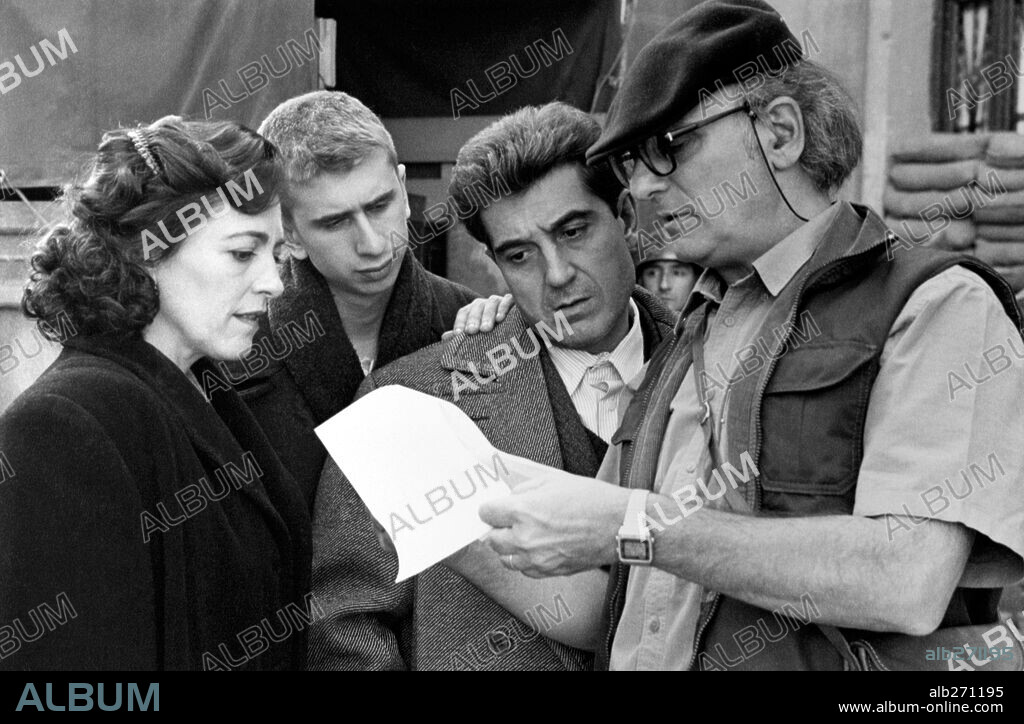 ANDRES PAJARES, CARLOS SAURA, CARMEN MAURA y GABINO DIEGO en AY, CARMELA!, 1990, dirigida por CARLOS SAURA. Copyright IBEROAMERICANA FILMS.