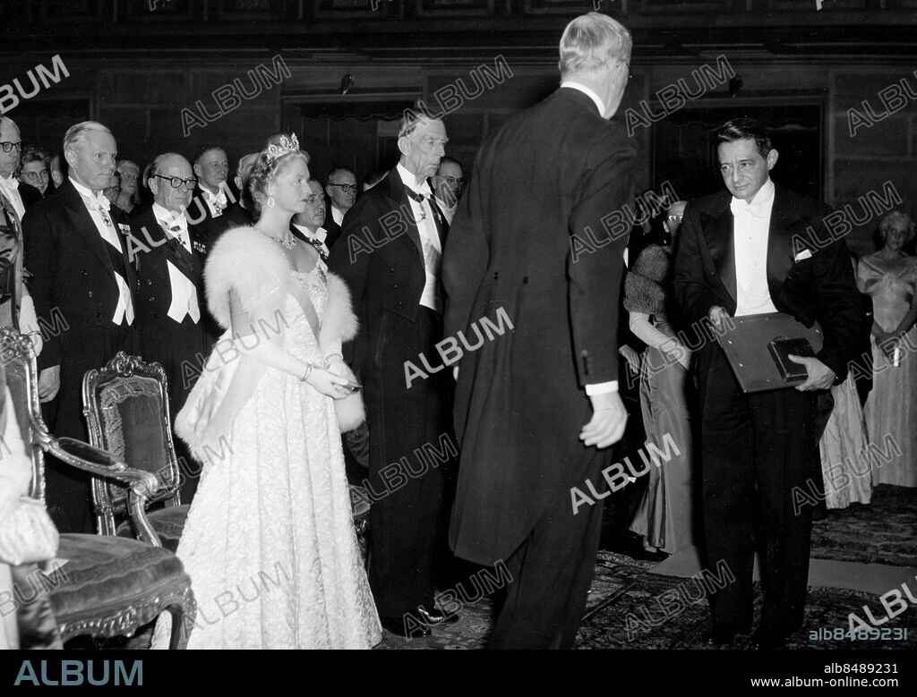 FILE SWEDEN NOBEL 1956. Jaime Benitez receives the Nobel prize on behalf of literature laureate, spanish poet Juan Ramón Jiménez from the swedish king Gustaf VI Adolf. Foto: TT Kod. 194 COPYRIGHT SCANPIX SWEDEN.