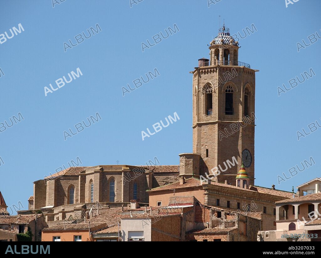 VISTAS GENERALES DEL PUEBLO Y DE LA PARROQUIA DE SANTA MARIA  . CERVERA, LERIDA, ESPAÑA.