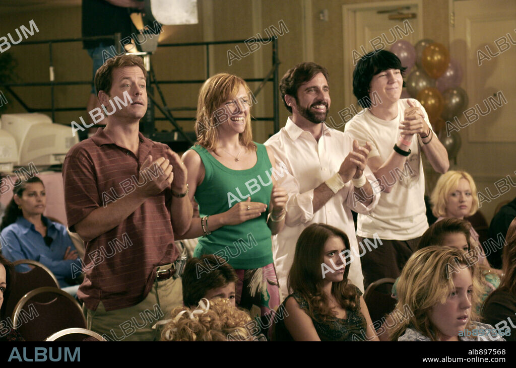 GREG KINNEAR, PAUL DANO, STEVE CARELL and TONI COLLETTE in LITTLE MISS SUNSHINE, 2006, directed by JONATHAN DAYTON and VALERIE FARIS. Copyright BIG BEACH FILMS/THIRD GEAR PRODUCTIONS LLC/DEEP RIVER PRODUC / LEE, ERIC.
