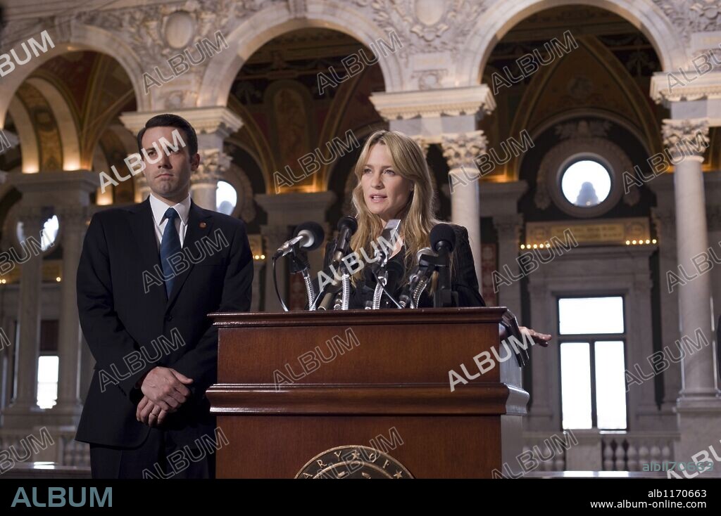 BEN AFFLECK and ROBIN WRIGHT in STATE OF PLAY, 2009, directed by KEVIN MACDONALD. Copyright UNIVERSAL PICTURES.
