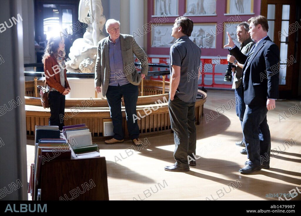 CHRISTOPHER NOLAN, ELLIOT PAGE, Leonardo DiCaprio, MICHAEL CAINE y WALLY PFISTER en ORIGEN, 2010 (INCEPTION), dirigida por CHRISTOPHER NOLAN. Copyright WARNER BROSS PICTURES/SYNCOPY/LEGENDARY PICTURES / VAUGHAN, STEPHEN.