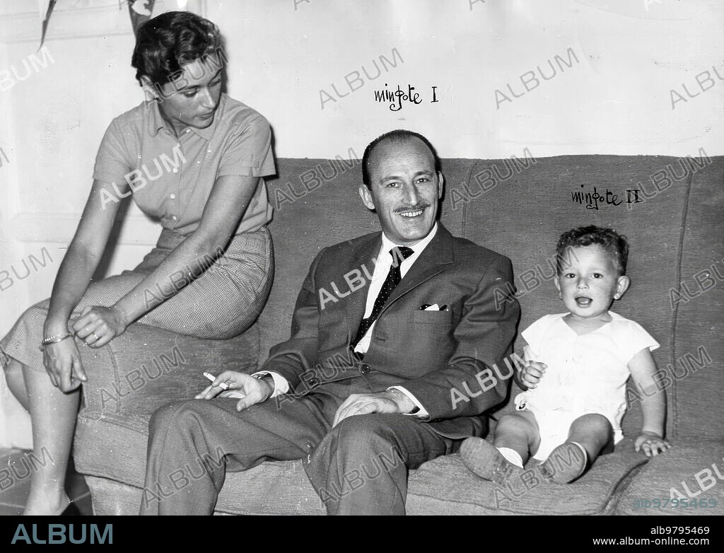 1957. Antonio Mingote with his first wife and son Carlos.