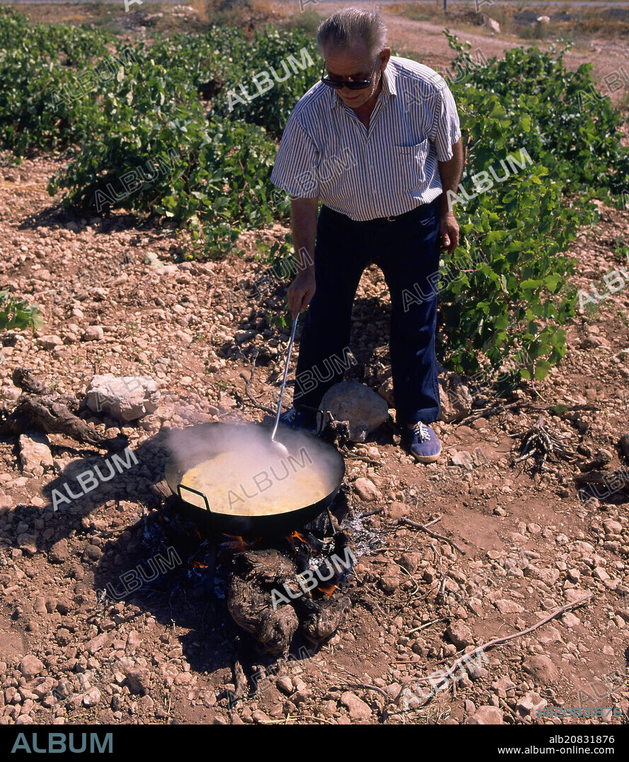 COMIDA DE VENDIMIA - SEÑOR GUISANDO PATATAS- LUMBRE DE CEPAS - FOTO AÑOS 90.