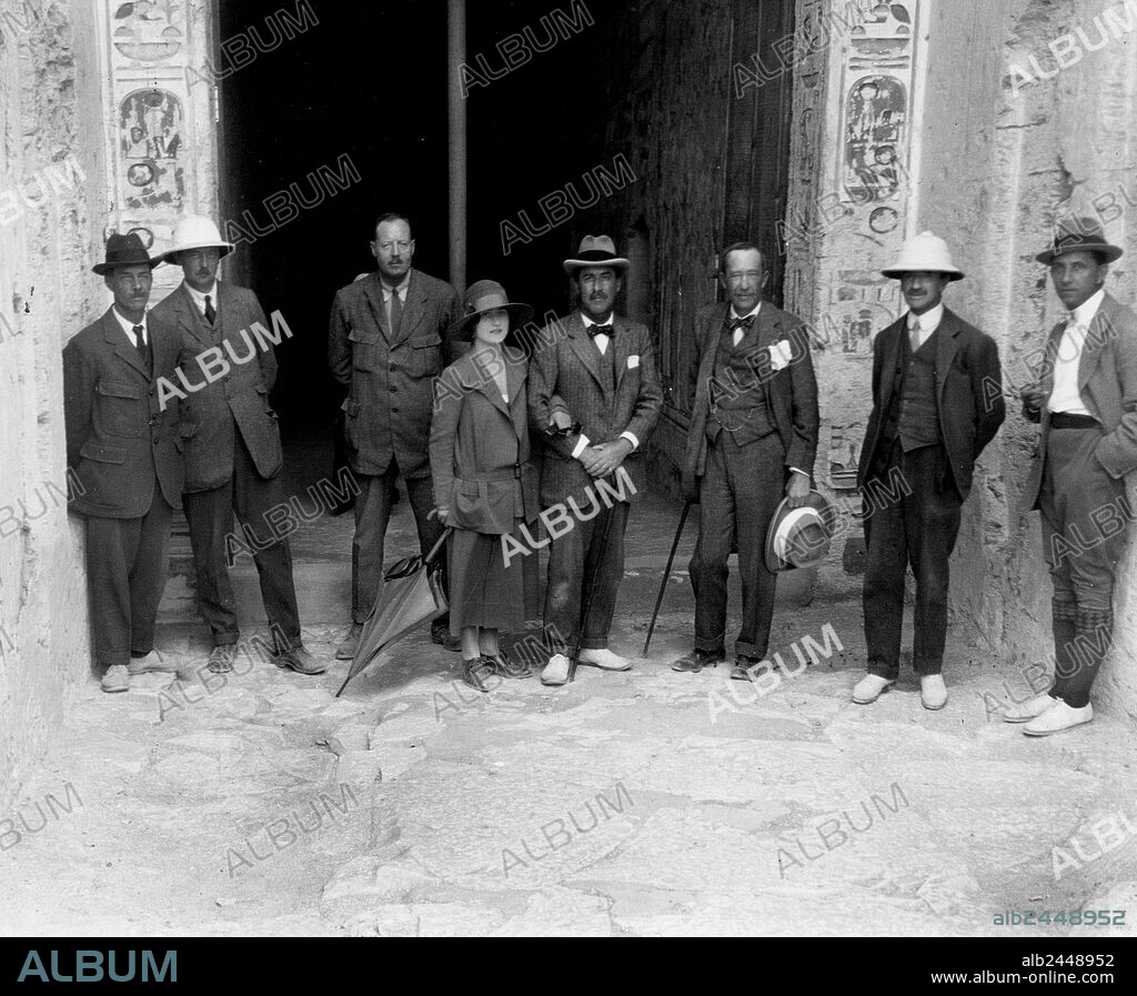 (l-r) Arthur Mace, Richard Bethell, egyptolgist Arthur Callender, Lady Evelyn Herbert, Howard Carter, George Herbert 5th Lord Carnarvon, Alfred Lucas, and photographer Harry Burton in front of the entrance of the tomb of Toutankhamon, in the King valley, in Egypt in december 1922.