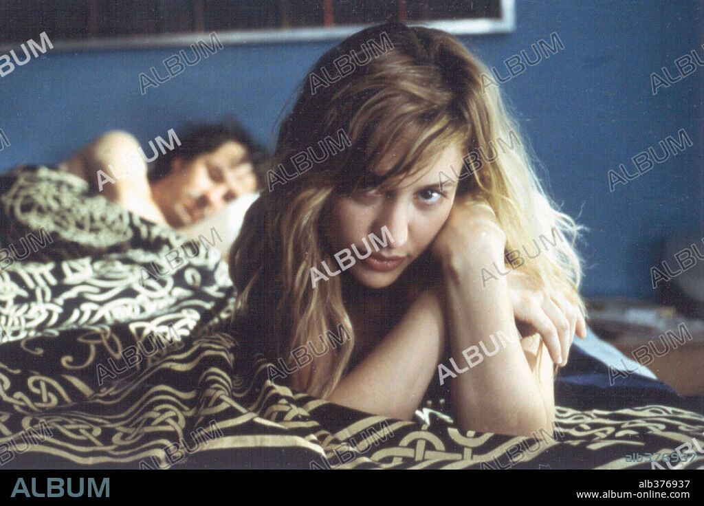 GUILLERMO TOLEDO y NATALIA VERBEKE en EL OTRO LADO DE LA CAMA, 2002, dirigida por EMILIO MARTINEZ-LAZARO. Copyright TELESPAN PRODUCCIONES/IMPALA/TELECINCO.