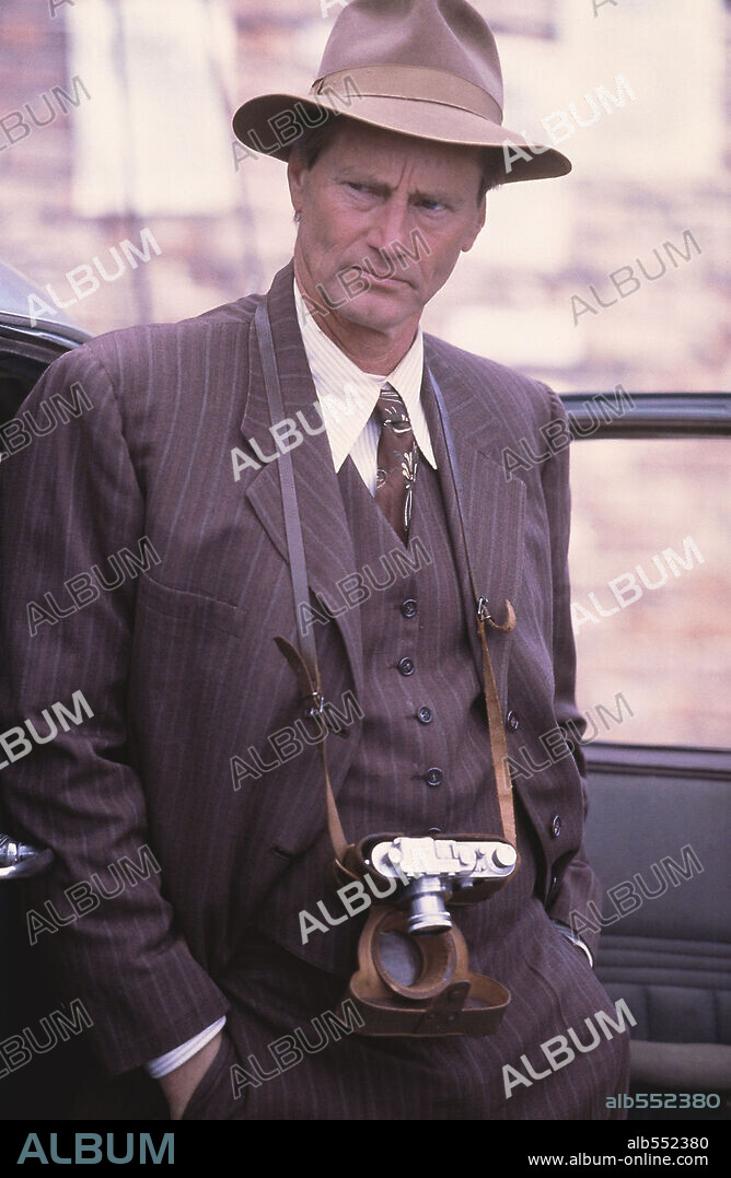 SAM SHEPARD en MIENTRAS NIEVA SOBRE LOS CEDROS, 1999 (SNOW FALLING ON CEDARS), dirigida por SCOTT HICKS. Copyright UNIVERSAL PICTURES.