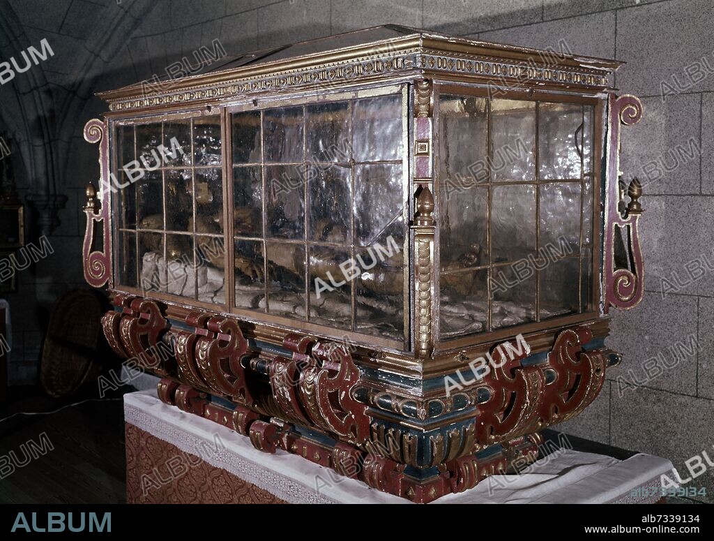 GREGORIO FERNANDEZ. CRISTO YACENTE DENTRO DE UNA URNA - MADERA POLICROMADA - SIGLO XVII.