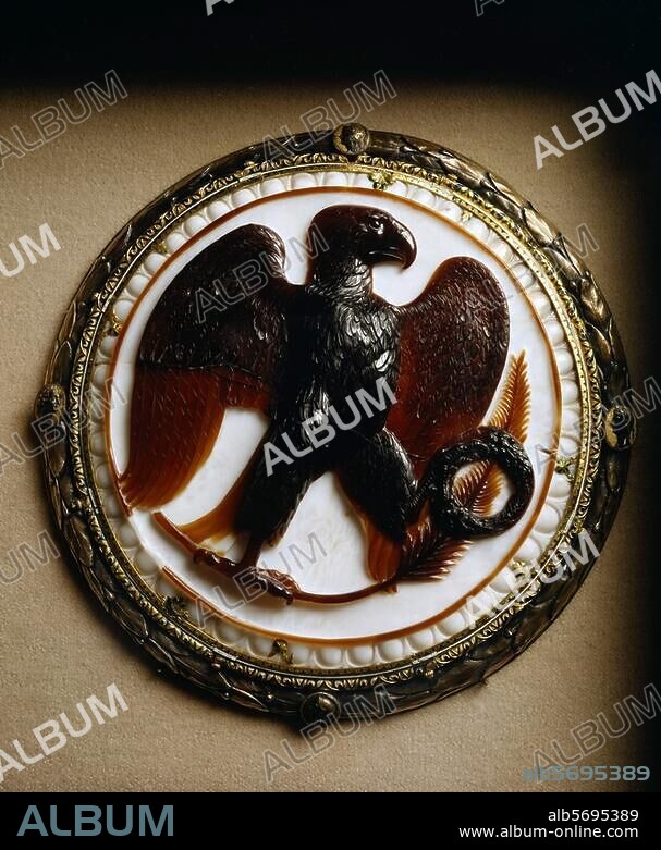Glyptique, art romain, période d'Auguste. 27 ap. J.-C. Aigle de la victoire avec couronne de chêne et palme. (La représentation évoque la remise de la Corona civica à Auguste en 27 av. J.C). Camée, onyx, monture fin du XVIe siècle. Collection d'antiquités, Vienne, Kunsthistorisches Museum.