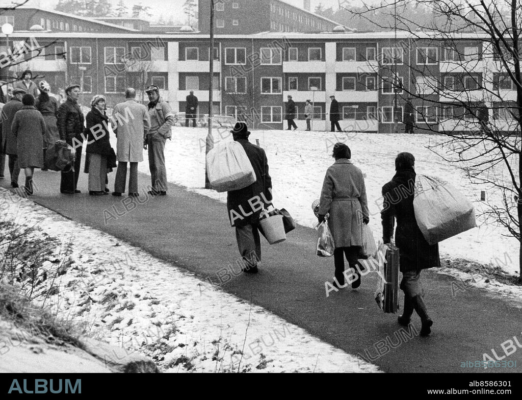 Göteborg 1977-11-30. Raset i Tuve. Kraftigt jordskred som inträffade den 30 november 1977 i Tuve på Hisingen i Göteborg. Evakuering. Foto: Ingvar Karmhed / SvD / TT / kod 12014.