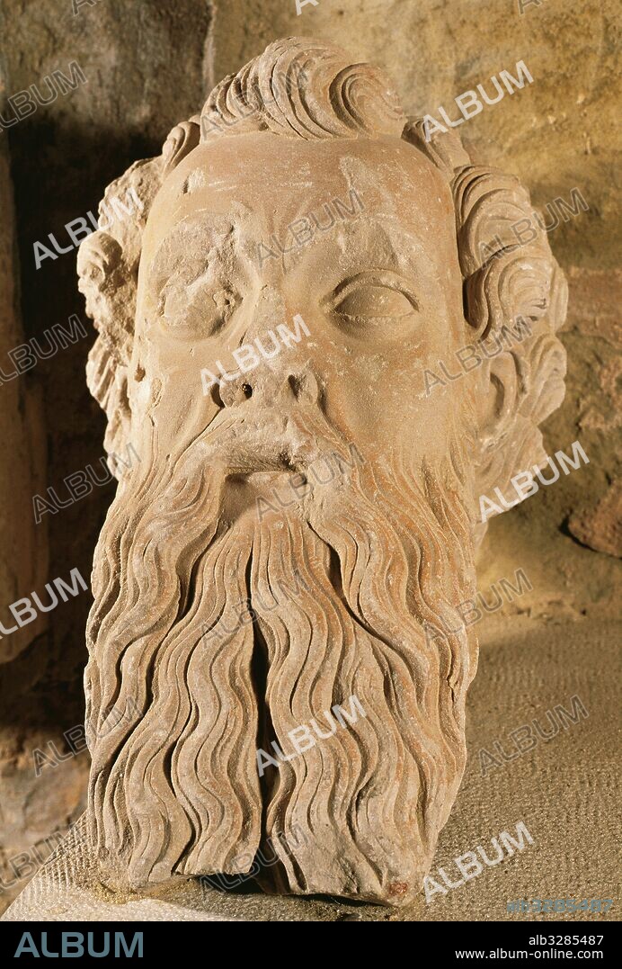 Cabeza de San Pablo. Obra de Guillem Solivella (?). Escultura en piedra calcarea. Tamaño: 43 x 28 x 44 cm. Fechada hacia el 1391. Pieza procedente de la Puerta de los Apóstoles. Seu Vella de Lleida. Museo de Lleida: Diocesano y Comarcal. Cataluña.