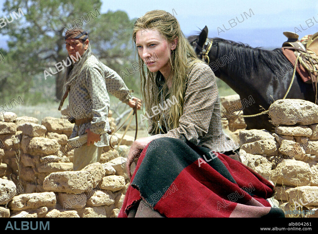 CATE BLANCHETT y TOMMY LEE JONES en DESAPARICIONES, 2003 (THE MISSING), dirigida por RON HOWARD. Copyright COLUMBIA PICTURES / REED, ELI.