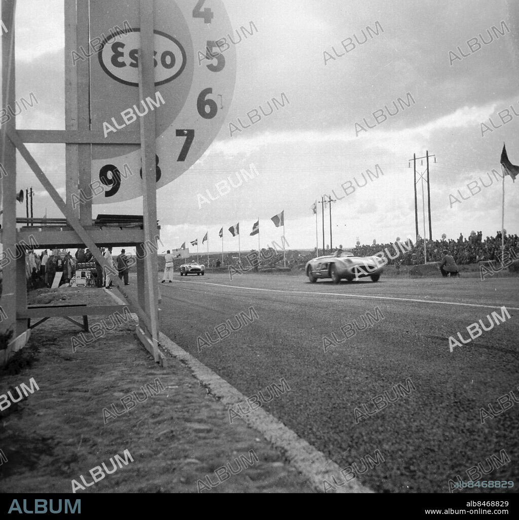 Göteborg 7 augusti 1956. Motortävlingar - Grand Prix på Råbelövsbanan i Kristianstad inför 80.000 åskådare - Juan Manuel Fangio , Mercedes-Benz vinner före Stirling Moss också Mercedes *** Local Caption *** GP - 9000 / plåtlådorna. KAMERAREPORTAGE.