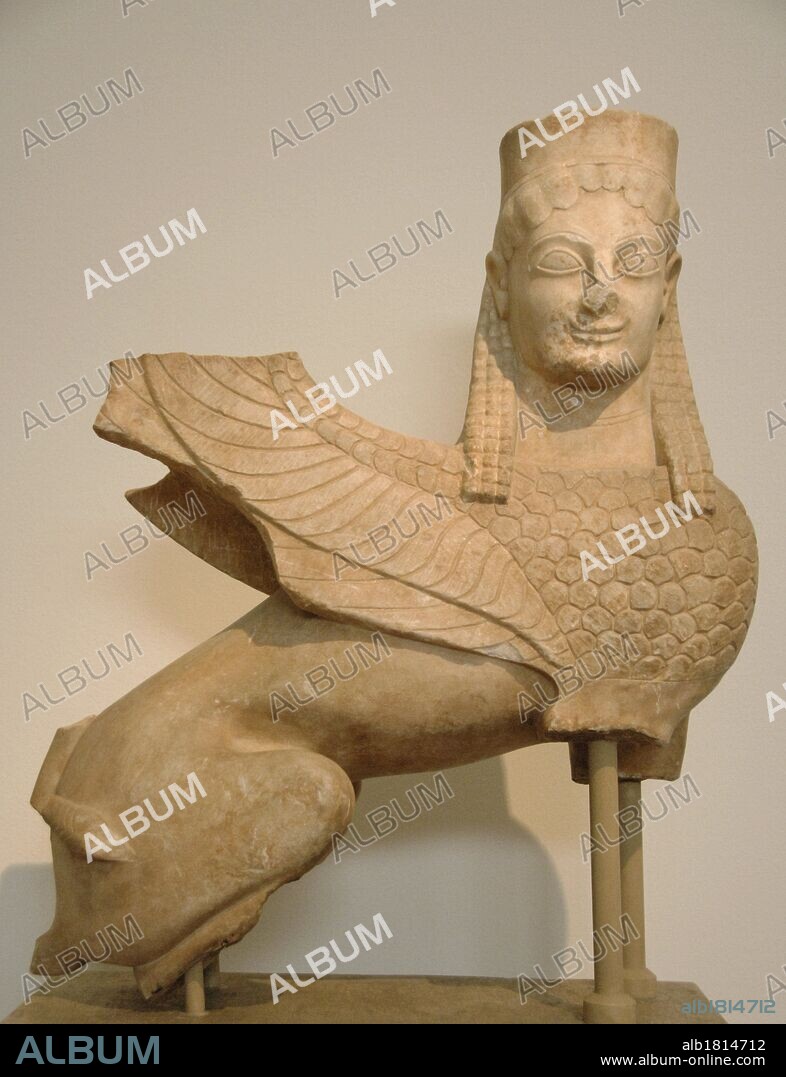 ARTE GRIEGO. PERIODO ARCAICO. GRECIA. ESFINGE realizada en mármol pentélico. Fechada hacia el año 570 a. C. Es una de las primeras esfinges arcaicas conocidas y coronaba una estela mortuoria. Localizada en Spata (Atica). Museo Arqueológico Nacional. Atenas.