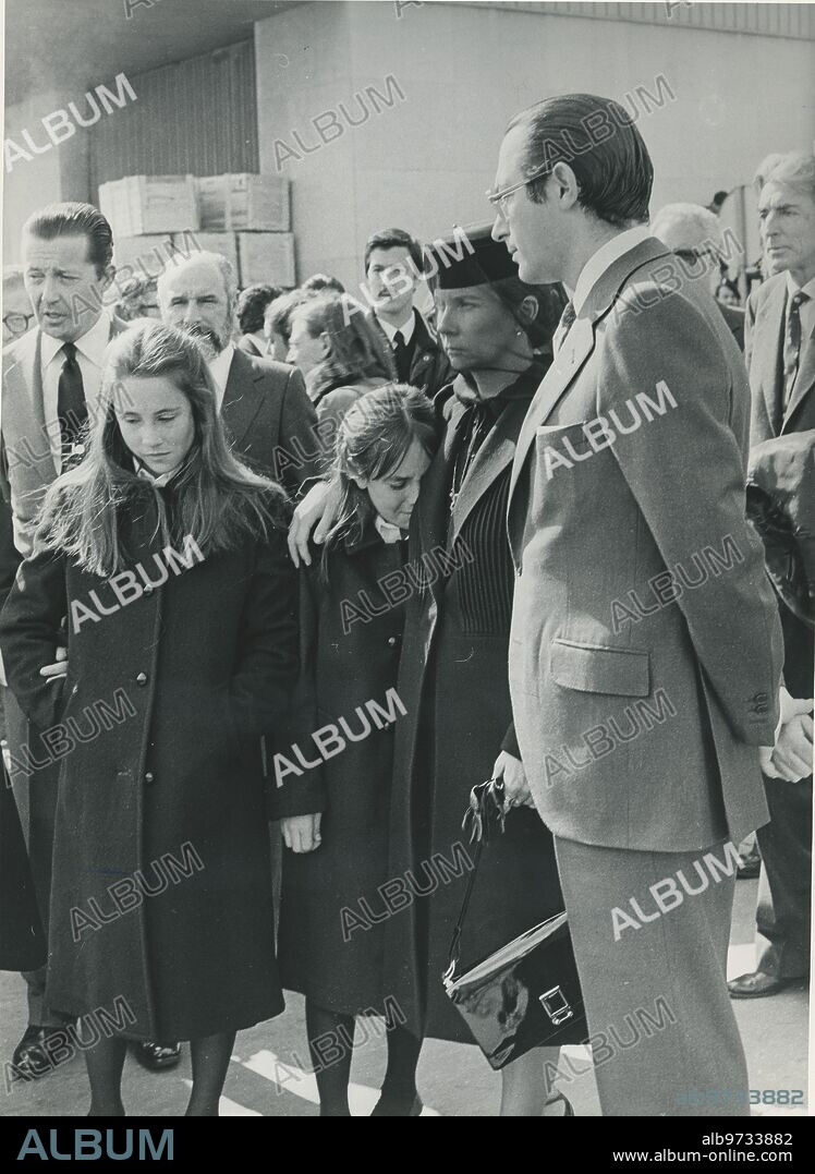 Madrid, 18/03/1980. Varios centenares de personas acuden al aeropuerto de Barajas para recibir los restos mortales del doctor Félix Rodríguez de la Fuente y de sus compañeros Teodoro Roa García y Alberto Mariano Huéscar, fallecidos en Alaska. En la imagen, la viuda, Marcelle Pamentier, con sus dos hijas y S.A.R. el duque de Calabria, presidente de Adena; a la derecha, el ministro de Agricultura.