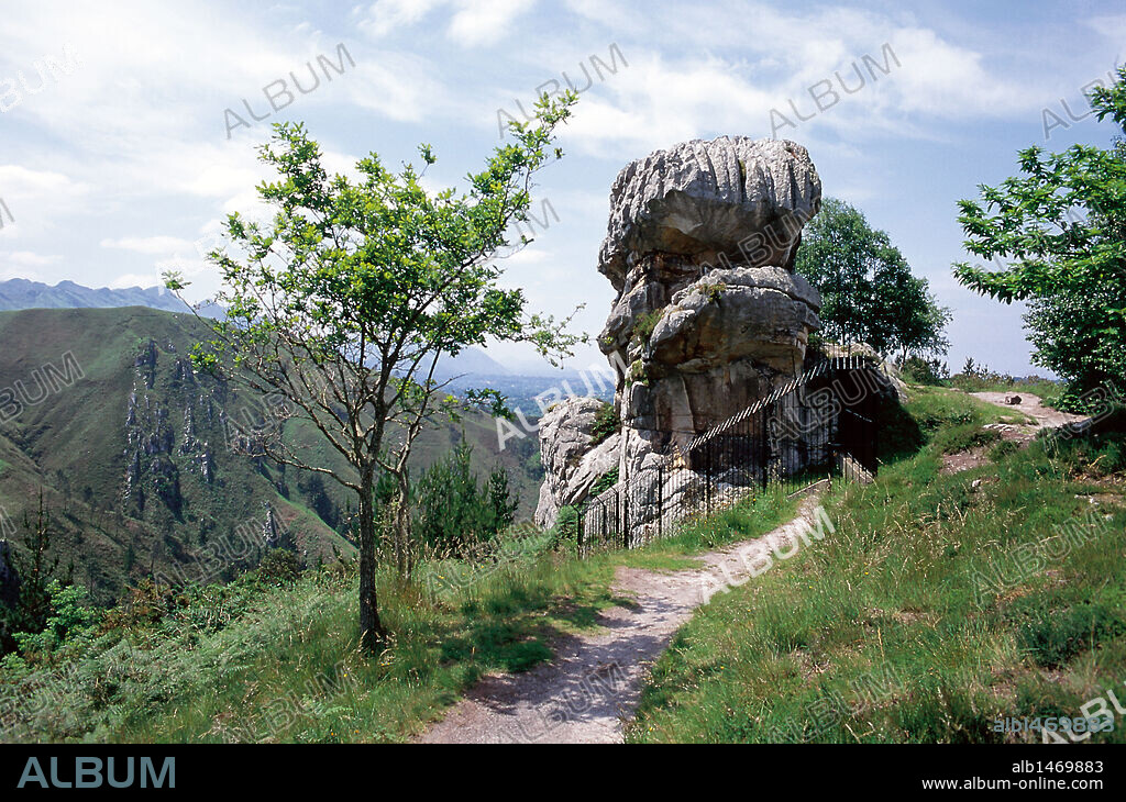ARTE PREHISTORICO. EDAD METALES. EDAD DEL BRONCE. ESPAÑA. IDOLO DE PEÑA TU. Monumento funerario de la Edad del Bronce que representa a un ser antropomorfo, situado en la Sierra de la Plana de la Borbolla. Alrededores de Puertas de Vidiago. Concejo de Llanes. Asturias.