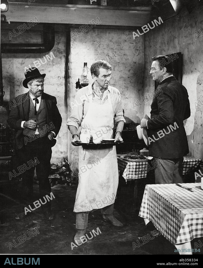 EDMOND O'BRIEN, JAMES STEWART y JOHN WAYNE en EL HOMBRE QUE MATO A LIBERTY BALANCE, 1962 (THE MAN WHO SHOT LIBERTY VALANCE), dirigida por JOHN FORD. Copyright PARAMOUNT PICTURES.