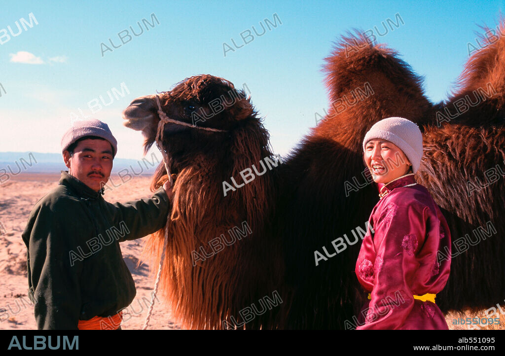 THE STORY OF THE WEEPING CAMEL, 2003 (DIE GESCHICHTE VOM WEINENDEN KAMEL), directed by BYAMBASUREN DAVAA and LUIGI FALORNI. Copyright BAYERISCHER RUNDFUNK.
