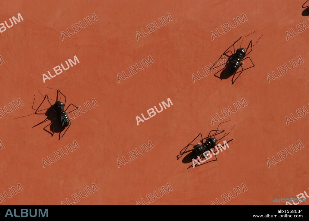 CATALUÑA. FIGUERES. Hormigas dalinianas en la fachada del hotel situado en la Pujada del Castell. Comarca de l'Alt Empordà. Provincia de Girona. Cataluña.