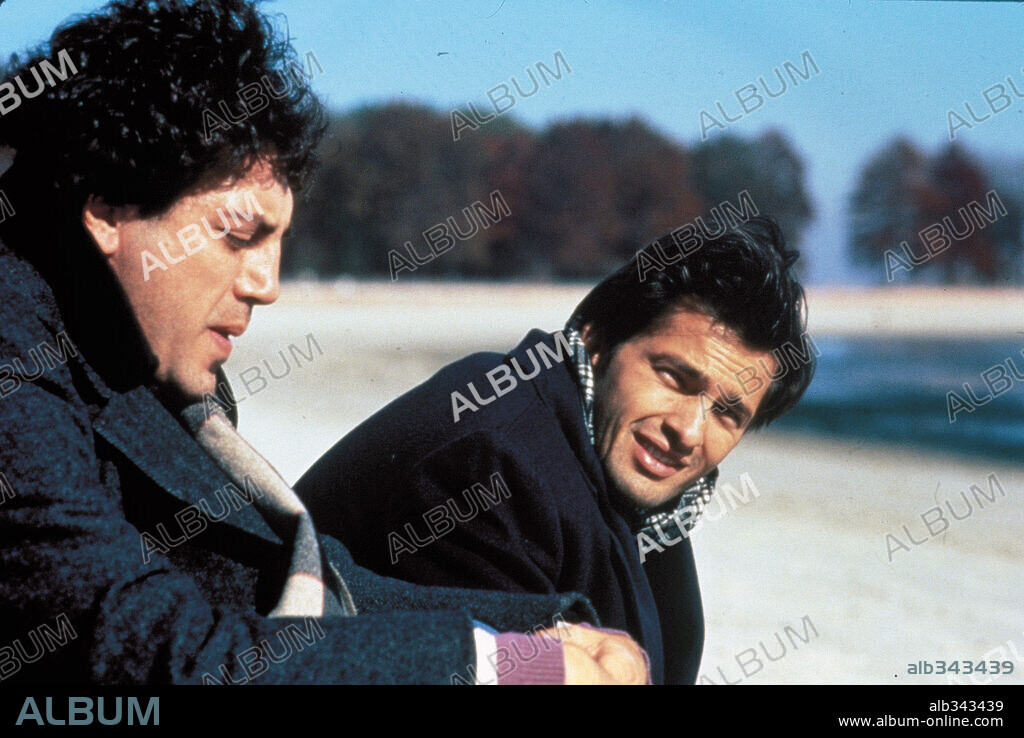 JAVIER BARDEM y OLIVIER MARTINEZ en ANTES QUE ANOCHEZCA, 2000 (BEFORE NIGHT FALLS), dirigida por JULIAN SCHNABEL. Copyright GRANDVIEW PRODUCTIONS / DAZA, DANIEL.