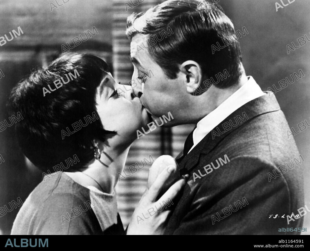 ROBERT MITCHUM and SHIRLEY MACLAINE in TWO FOR THE SEESAW, 1962, directed by ROBERT WISE. Copyright UNITED ARTISTS.