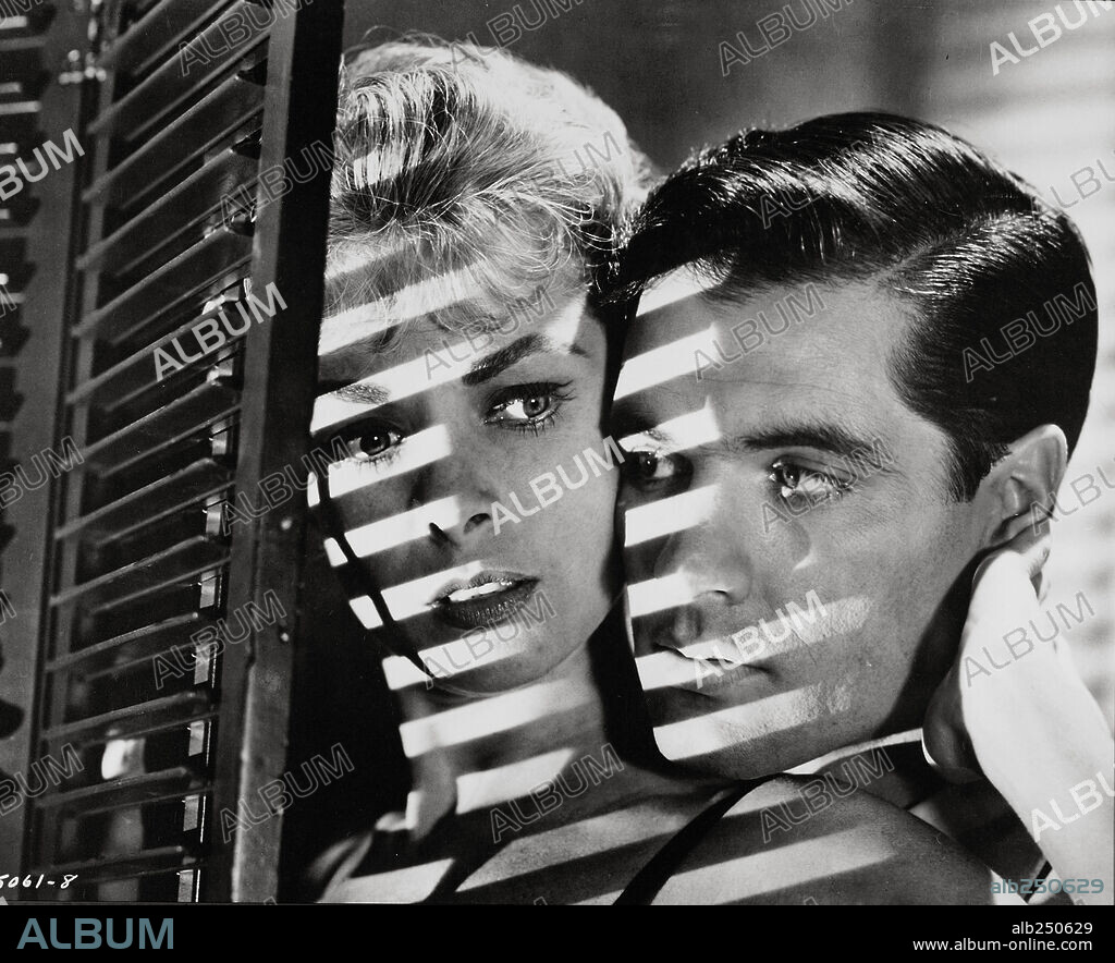 JANET LEIGH and JOHN GAVIN in PSYCHO, 1960, directed by ALFRED HITCHCOCK. Copyright SHAMLEY PRODUCTIONS.