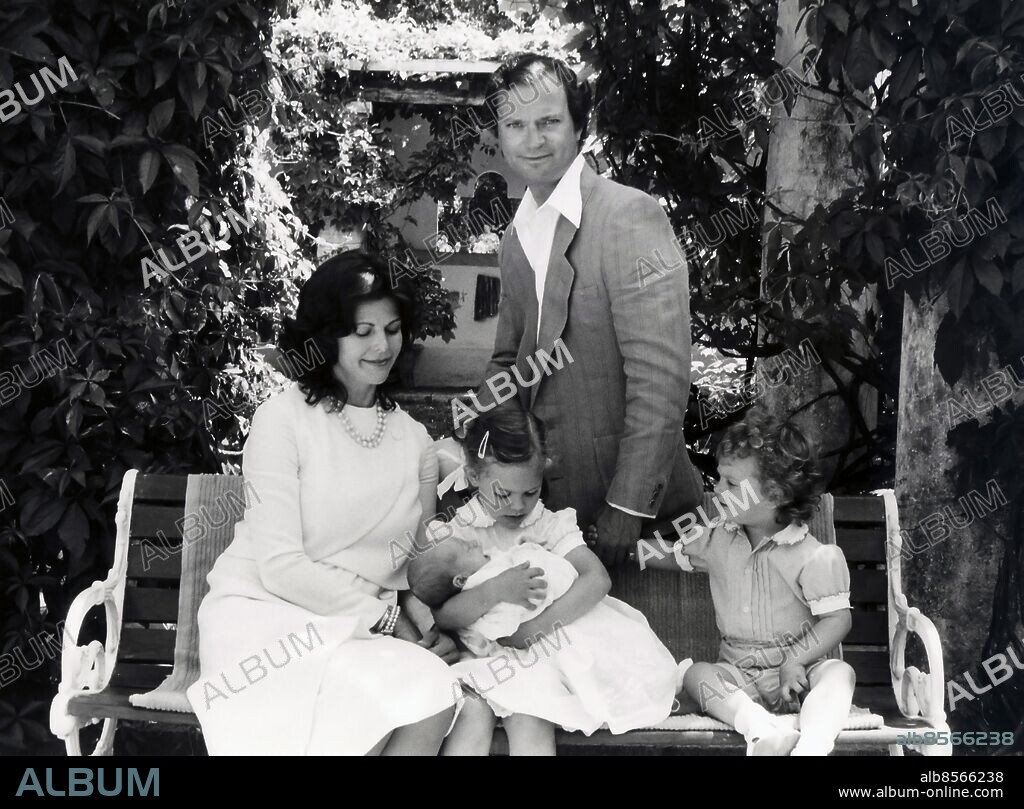 ARKIV CA 1982JUN/JUL. Den svenska kungafamiljen drottning Silvia, kung Carl XVI Gustaf, kronprinsessan Victoria som håller om nyfödda prinsessan Madeleine och prins Carl Philip, poserar för ett familjefotografi på Solliden på Öland i Juni/Juli 1982.. Foto: Svenskt Pressfoto / SCANPIX / Kod 20360. ----------------------------------------------------------------. FILE 1982JUNE/JULY. The Swedish Royal family Queen Silvia, King Carl XVI Gustaf King, Crown Princess Victoria who holds her new born baby sister Princess Madeleine and Prince Carl Philip pose for photographers at the Royal family's summer residence Solliden on the island Oland outside the Swedish coastline in the Baltic Sea on June/July 1982.. Photo: Svenskt Pressfoto / SCANPIX SWEDEN / Code: 20360 *** Local Caption *** 00152234.
