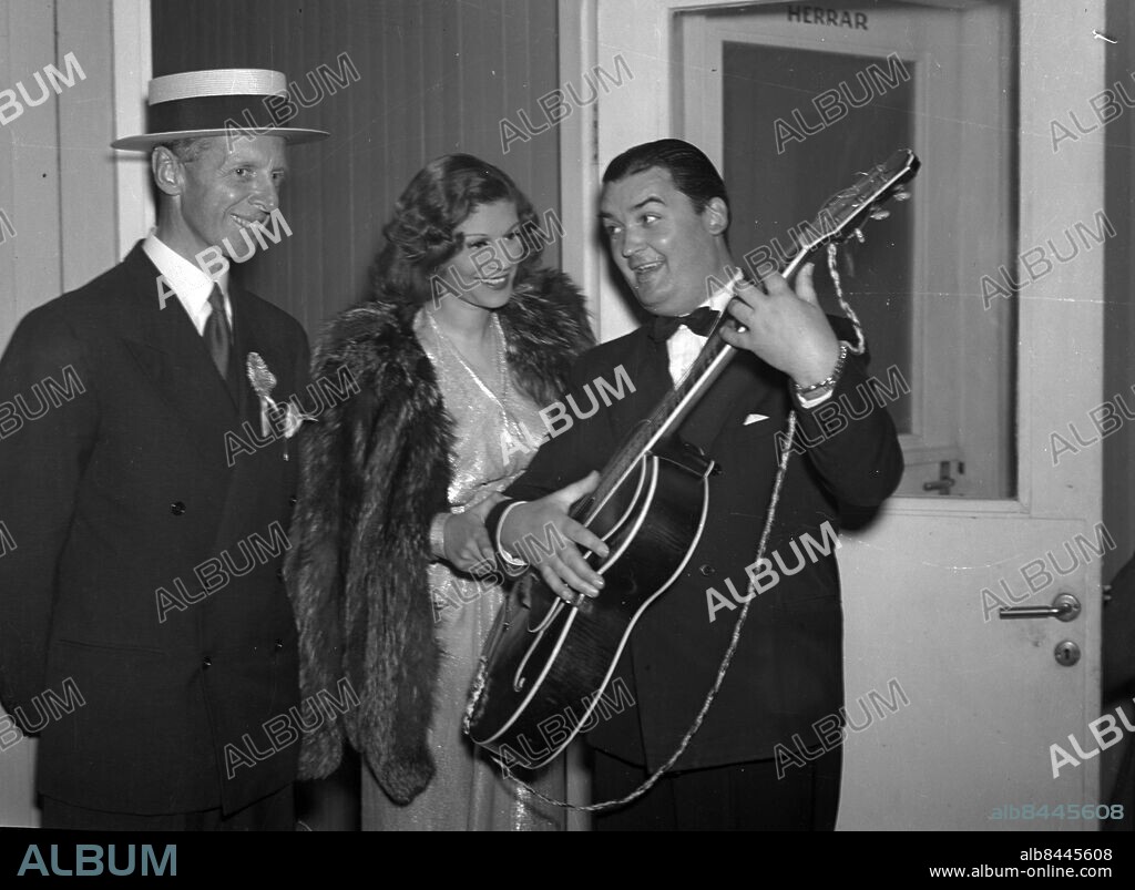 Göteborg 1943-09-03 - Barnens dag - Barnensdagsgeneralen assessor Harry Lindberg med Diana Miller och Buddy Langton på Vattenfestivalen på Lisebergsbadet - *** Local Caption *** GT Låda 1943 -sep-okt-nov-dec. KAMERAREPORTAGE.
