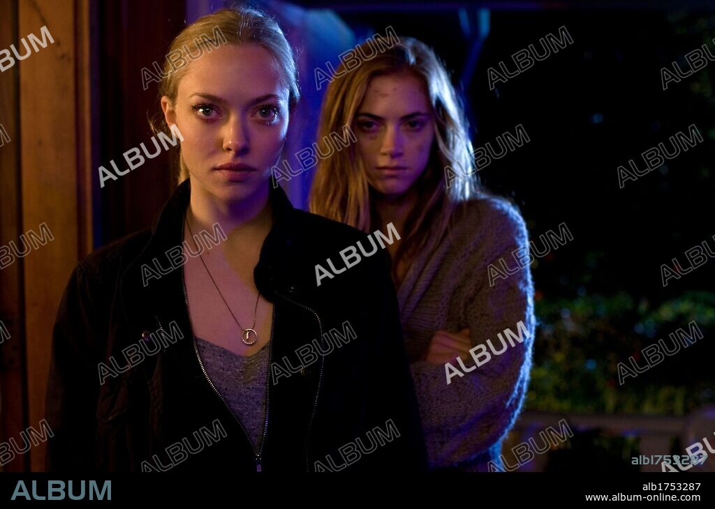 AMANDA SEYFRIED y EMILY VICKERSHAM en SIN RASTRO, 2012 (GONE), dirigida por HEITOR DHALIA. Copyright LAKESHORE ENTERTAINMENT.