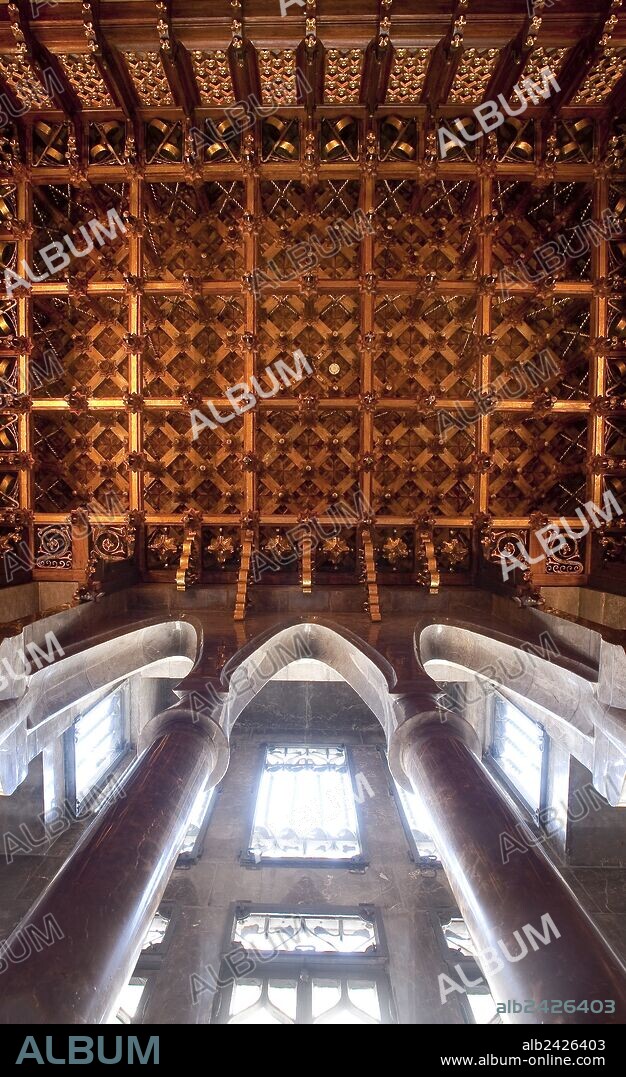 ANTONI GAUDÍ. Palau Güell. Parabolic arches. "Sala de pasos perdidos".